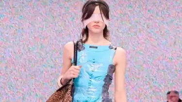 Model menggunakan gelang lakban Balenciaga