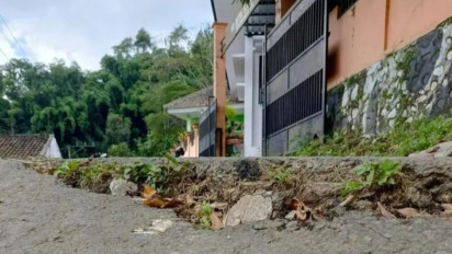 Tanah Bergerak di Desa Gunungsari Batu, 10 Rumah dan 1 Sekolah Alami Keretakan dan Jalan Ambles