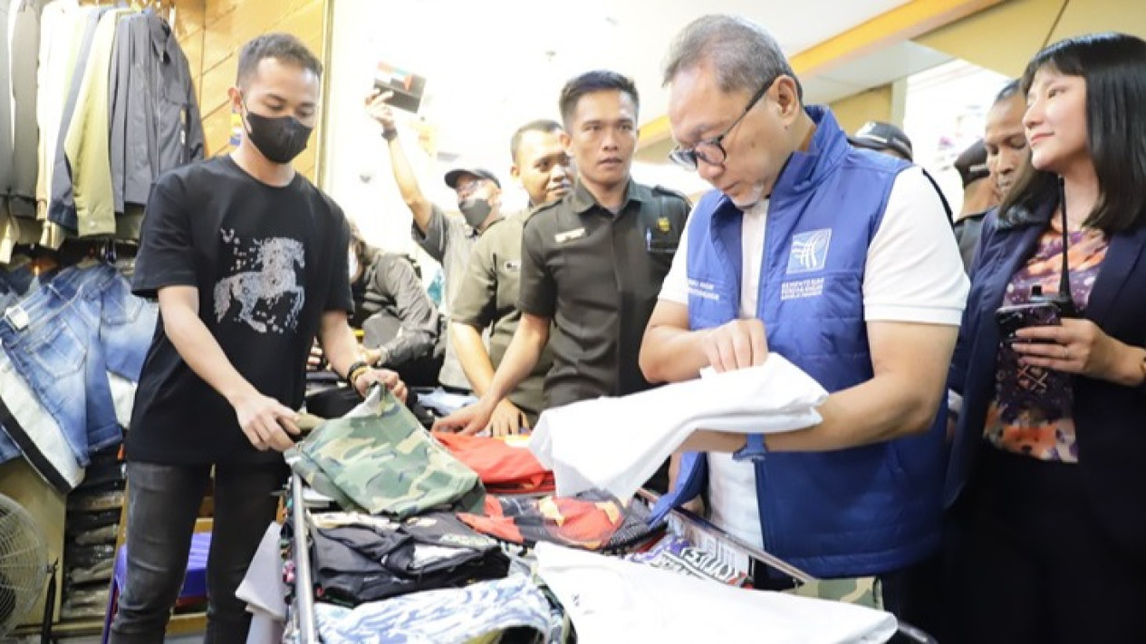 Zulhas Borong Pakaian saat Kunjungi ITC Mangga Dua
            - galeri foto