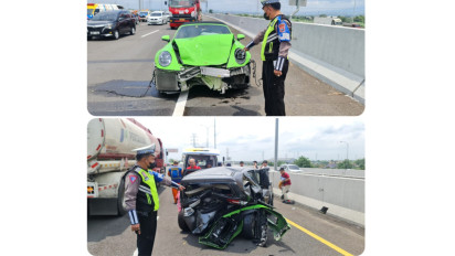 Diduga Ugal-ugalan di Jalan Tol Porong, Mobil Mewah Porsche Tabrak Minibus