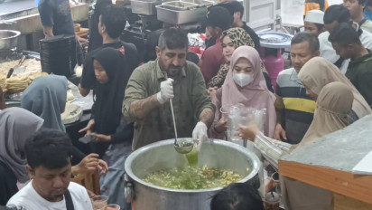 Pelepas Dahaga saat Berbuka Puasa, Es Sharbat Khas Pakistan, Ramai Diburu Warga di kawasan Religi Sunan Ampel Surabaya