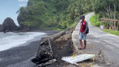 Jalan Penghubung Pasirian - Tempursari Terancam Putus Akibat Abrasi Laut Selatan, Begini Kondisinya