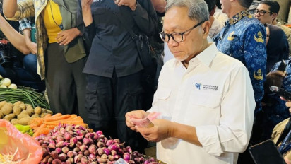 Mendag Zulkifli Hasan Borong Sembako di Pasar Kebon Kembang Bogor