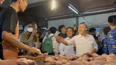 Zulkifli Hasan bagi-bagi sembako