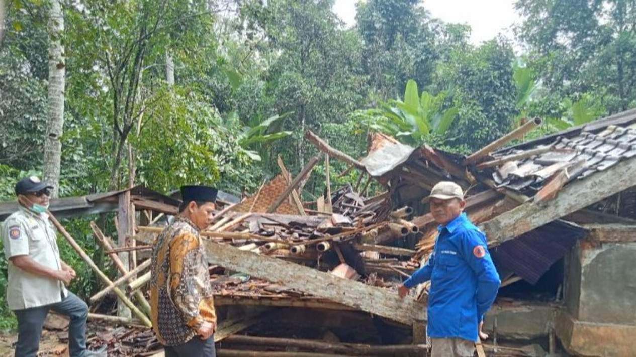 BPBD Lebak Catat 441 Rumah Diterjang Longsor dan Angin Kencang
            - galeri foto