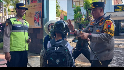 Selamatkan Anak di Jalan Raya, Ratusan Helm Dibagikan ke Siswa SD di Banyuwangi