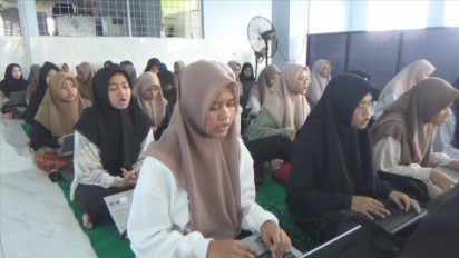 Unik, Santri di Jombang Mengaji Kitab Kuning Dua Bahasa: Indonesia dan Inggris