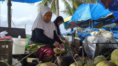 Berkah Ramadhan, Omset Pedagang Kelapa Muda di Baubau Melonjak Drastis
