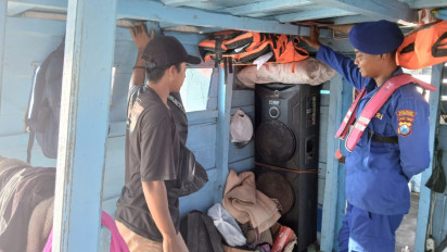 Cuaca Buruk, Satpolairud Polres Situbondo Himbau Penggunaan Alat Keselamatan Melaut ke Para Nelayan