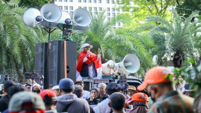 Massa Pro dan Kontra Hasil Pemilu Mulai Padati Kantor KPU RI