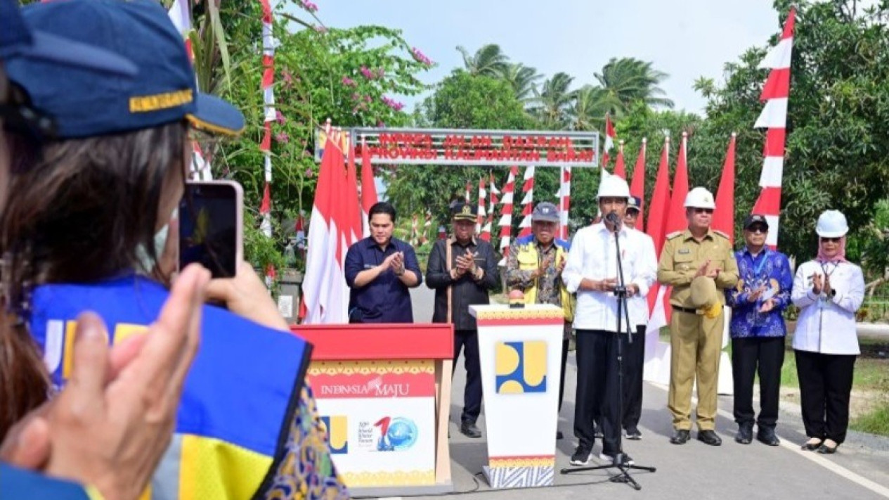 Presiden Jokowi Resmikan 24 Ruas Jalan di Kalbar: Kita Harapkan Jalan-jalan Rusak Semua Bisa Diperbaiki
            - galeri foto