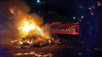 Sempat Memanas, Tapi Tetap Kondusif! Demo di Depan Kantor KPU Diwarnai Massa Aksi Bakar Ban