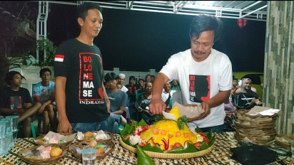 Relawan Bolone Mase Prabowo-Gibran Sujud Syukur dan Potong Tumpeng Rayakan Kemenangan
