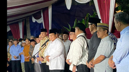 Pekikan Merdeka, Takbir hingga Gema Lagu 'Oke Gas' Menyala di Kediaman Prabowo