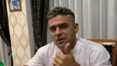 Cristian Gonzalez menikmati hidangan buka puasa