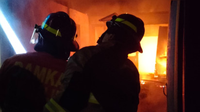 Diduga Korsleting Listrik, Rumah Warga di Kawasan Pemukiman Penduduk Loceret Nganjuk Ludes Terbakar