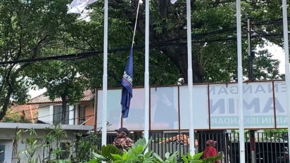 Kesal Sama Surya Paloh, Relawan Turunkan Bendera NasDem di Rumah Pemenangan AMIN