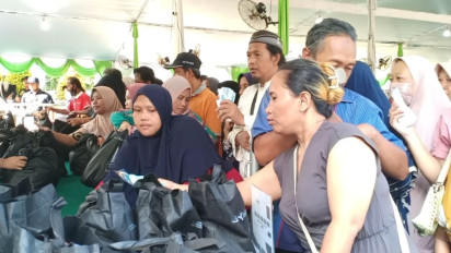 Harga Pangan Mahal, Ribuan Warga Gresik Berburu Paket Sembako Murah Petrokimia