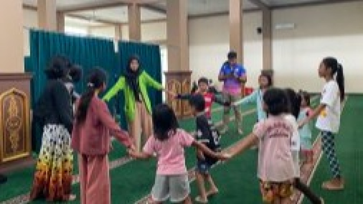 Polisi dan Mahasiswa di Semarang Lakukan Trauma Healing bagi Korban Banjir
            - galeri foto