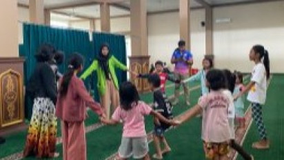 Polisi dan Mahasiswa di Semarang Lakukan Trauma Healing bagi Korban Banjir