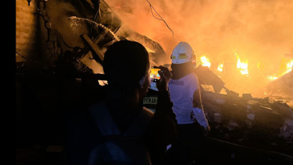 Seorang Anggota Damkar Terjatuh dari Tangga saat Berjibaku Padamkan Kebakaran 2 Gudang di Cengkareng