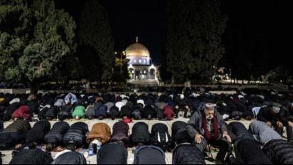 Meskipun Dibatasi, Sebanyak 50.000 Warga Palestina Ibadah Shalat Tarawih di Al Aqsa