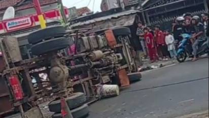 Truk Pengangkut Sampah Terguling di Jalan Utama Padalarang, Lalulintas Menuju Cimahi dan Kotabaru Bandung Sempat Dialihkan