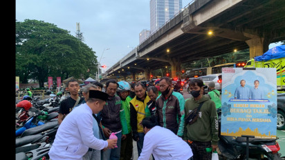 Ramadhan Berbagi, Kawan Gibran Bagikan Takjil Untuk Driver Ojol di Jakarta