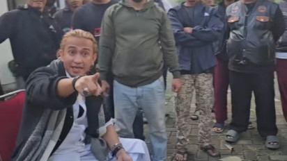 Habib Bahar Murka Geruduk Rumah Mewah di Bekasi, Tantang Pemilik Rumah hingga Bentak Intel Polres: Beking Dia Kau?