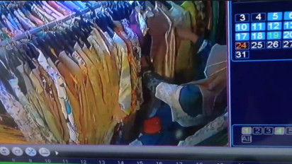 Emak-emak Curi Gamis Jutaan Rupiah di Maros Terekam CCTV