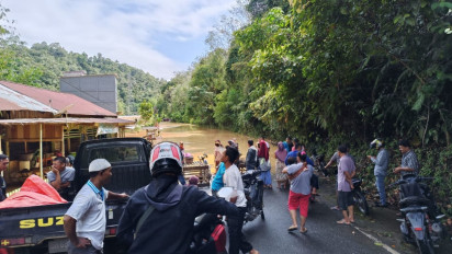 Sungai Nilau Merangin Meluap, Akses Jalan Bangko - Kerinci Putus