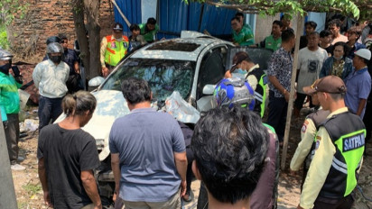 Dua Mobil Tertabrak Kereta di Perlintasan Bulak Kapal Bekasi, Korban Terjebak dalam Mobil, Proses Evakuasi Berlangsung Dramatis