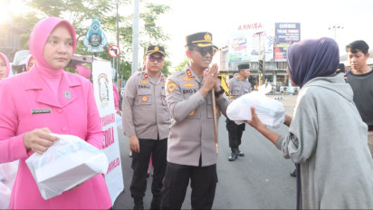 Kapolres Purworejo Bersama Ketua Bhayangkari Purworejo Bagikan Takjil