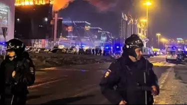 Pasukan keamanan berjaga di dekat Crocus City Hall, Krasnogorsk, Rusia