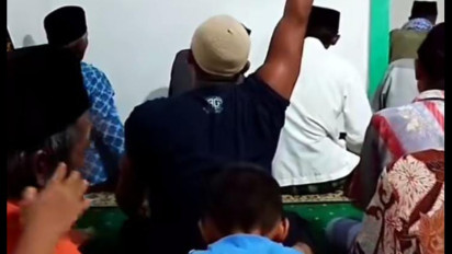 Viral Aksi Pria Berteriak Menjawab Bilal Saat Tarawih. Bagaimana Hukumnya?