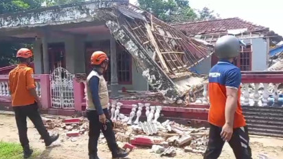 17 Ribuan Warga Terdampak Gempa di Gresik, Mohon Doanya