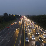 Atasi Kepadatan Arus Balik Natal, Petugas Terapkan Contraflow Tol Japek