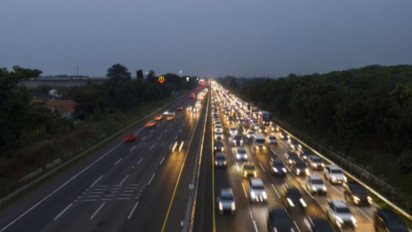 Atasi Kepadatan Arus Balik Natal, Petugas Terapkan Contraflow Tol Japek