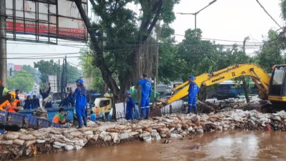 Tanggul Kali Baru Kramat Jati Jebol, Ratusan Petugas Buat Bronjong Tahan Luapan Air 