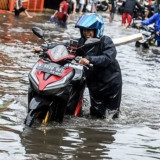 Puluhan Motor Mogok Mesin Usai Nekat Terobos Banjir di Jalan DI Panjaitan Jakarta Timur, Pengendara: Air Masuk ke Knalpot