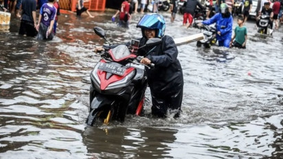 Jakarta Terendam Banjir, 76 RT dan 6 Ruas Jalan Tergenang, BPBD Kerahkan Personel Darurat