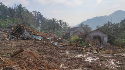 Warga Korban Banjir Bandang dan Longsor Cipongkor Mengungsi di GOR Desa dan SDN Padabakti