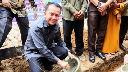 Pj Gubernur Sumsel Agus Fatoni Letakkan Batu Pertama Pembangunan Bedah Rumah di Prabumulih
