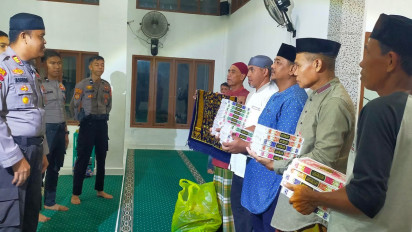 Tim Perintis Presisi Ditsamapta Polda Sulsel Gelar Patroli dan Bagi-Bagi Al-Qur'an Untuk Masjid