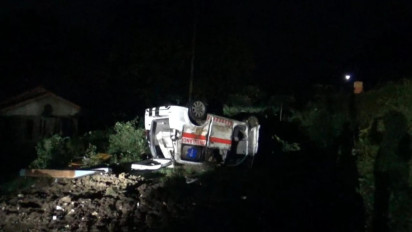 Ambulans Asal Bone Terguling Dari Jembatan Simbang Maros, 4 Orang Luka