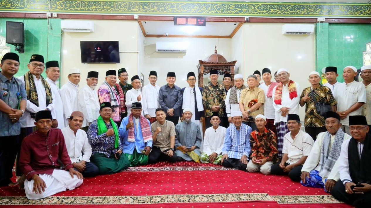 Pj Gubernur Sumsel Agus Fatoni Berikan Bantuan Kemakmuran Masjid di Kota Prabumulih
            - galeri foto