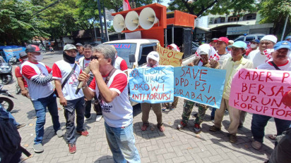 Buntut Dugaan Penyelewengan Dana Banpol, Kader PSI Surabaya Gelar Aksi Tuntut Pencopotan Ketua PSI Surabaya
