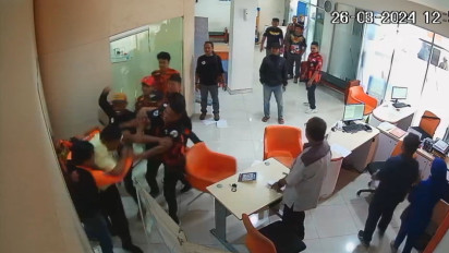 Ormas Mengamuk di Kantor Leasing Tasikmalaya, Nasabah Lagi duduk Kursinya Ditendang, Satpam Dikeroyok HIngga Dikejar Polisi