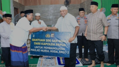 Aksi Nyata Safari Ramadhan, Kapolda Papua Irjen Mathius Serahkan Bantuan untuk Pembangunan Masjid Nurul Huda Arso
