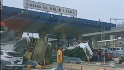 BREAKING NEWS: Detik-detik Kecelakaan Mengerikan di Gerbang Tol Halim Utama, 5 Mobil Hancur